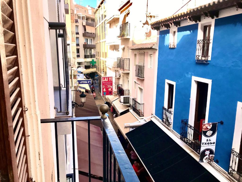 ベニドルムにあるSanto Domingo Apartmentの青い建物のバルコニーからの眺め