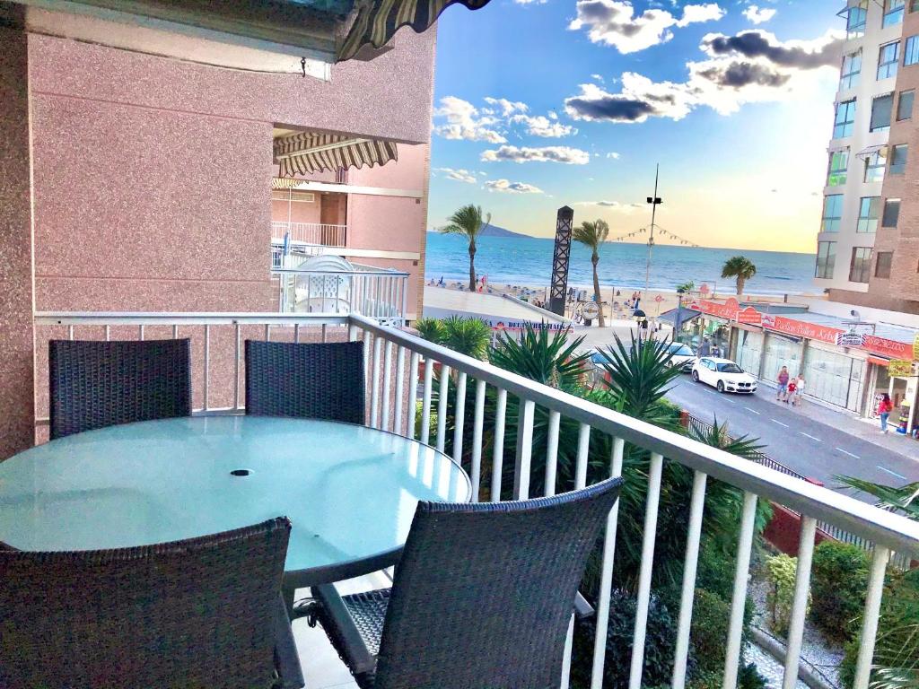 ベニドルムにあるLos Ranchos Levante Apartmentの海を望むバルコニー(テーブル、椅子付)