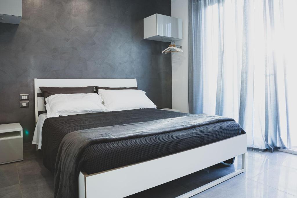 - une chambre avec un grand lit dans l'établissement B&B Amica geniale, à Naples