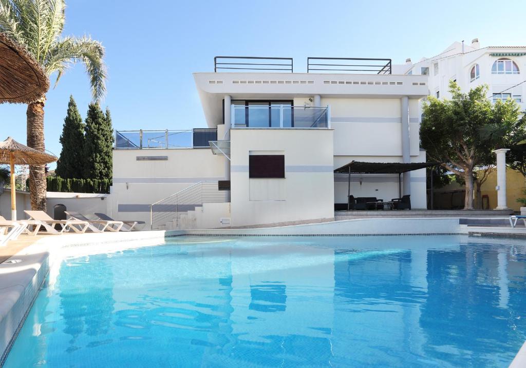 una gran piscina frente a una casa en DREAM VILLA IN ALBIR BLUELINE, en L'Alfas del Pi