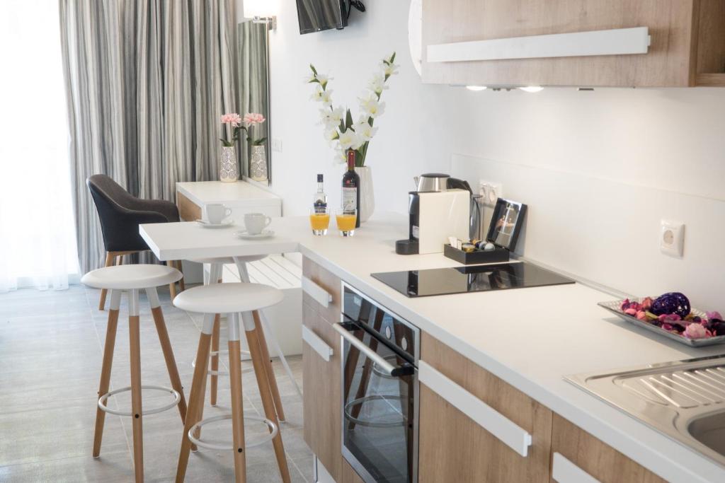 Kuchyň nebo kuchyňský kout v ubytování Hotel Defkalion