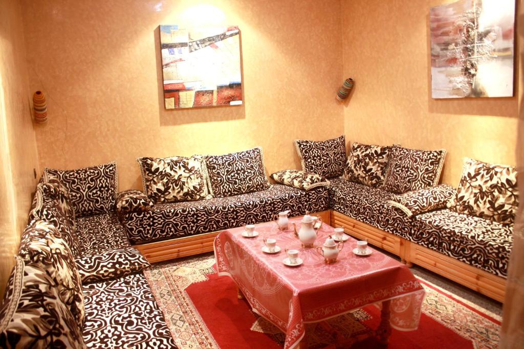 Ruang duduk di 2 bedrooms house with furnished terrace and wifi at Medina Marrakech