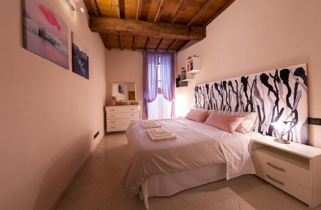 een slaapkamer met een groot bed en een raam bij SAN FREDIANO DISTRICT - Apartment in Florence