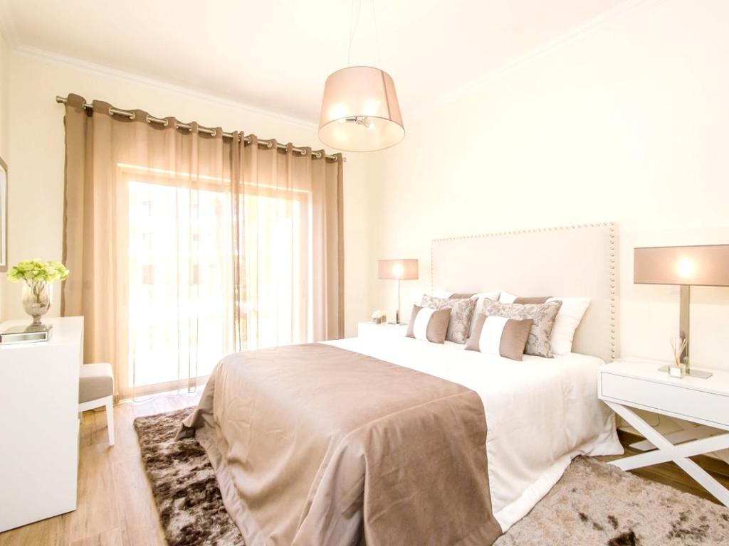 Postel nebo postele na pokoji v ubytování Spacious apartment in Albufeira with pool and terrace