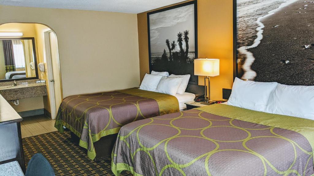 Postel nebo postele na pokoji v ubytování Super 8 by Wyndham Houston/Willowbrook Hwy 249