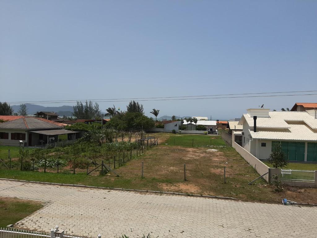  CASA DE PRAIA NA PINHEIRA C/ PISCINA PARA 6 PESSOAS