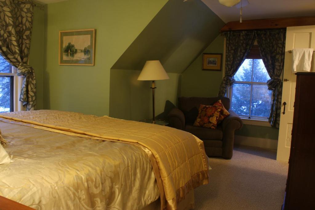 Follansbee Inn - King Room