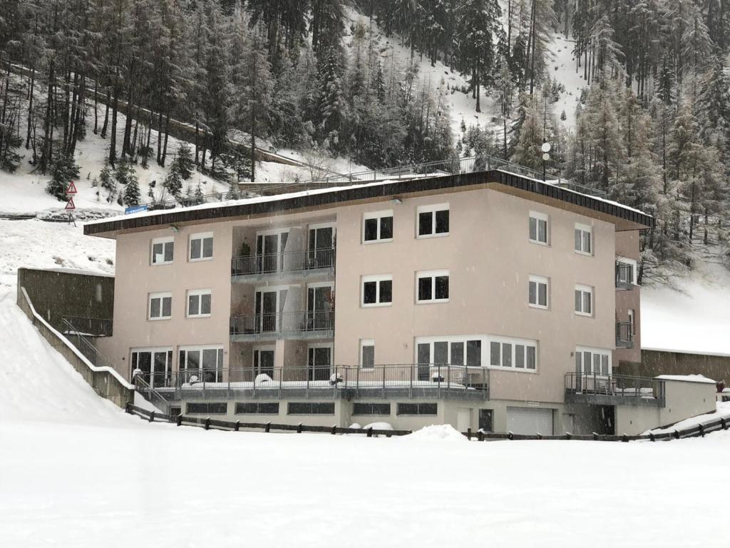 ein großes Gebäude im Schnee auf einem Berg in der Unterkunft 3-Zimmer Appartement in Zwieselstein (Sölden) in Sölden