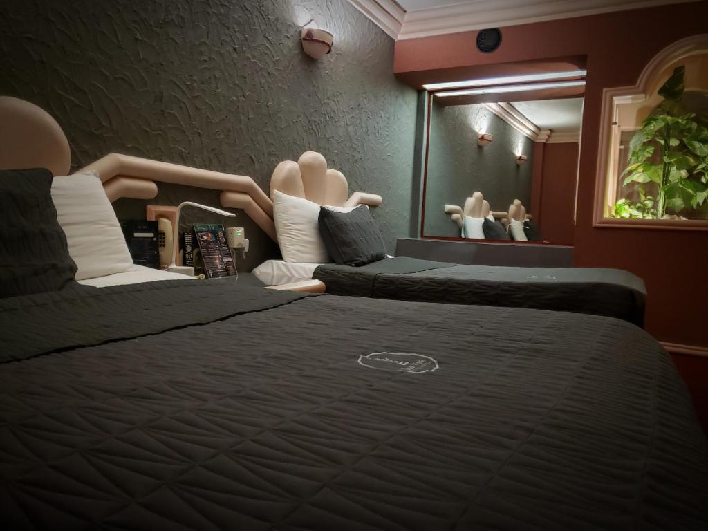 Postel nebo postele na pokoji v ubytování New York Hotel/Motel