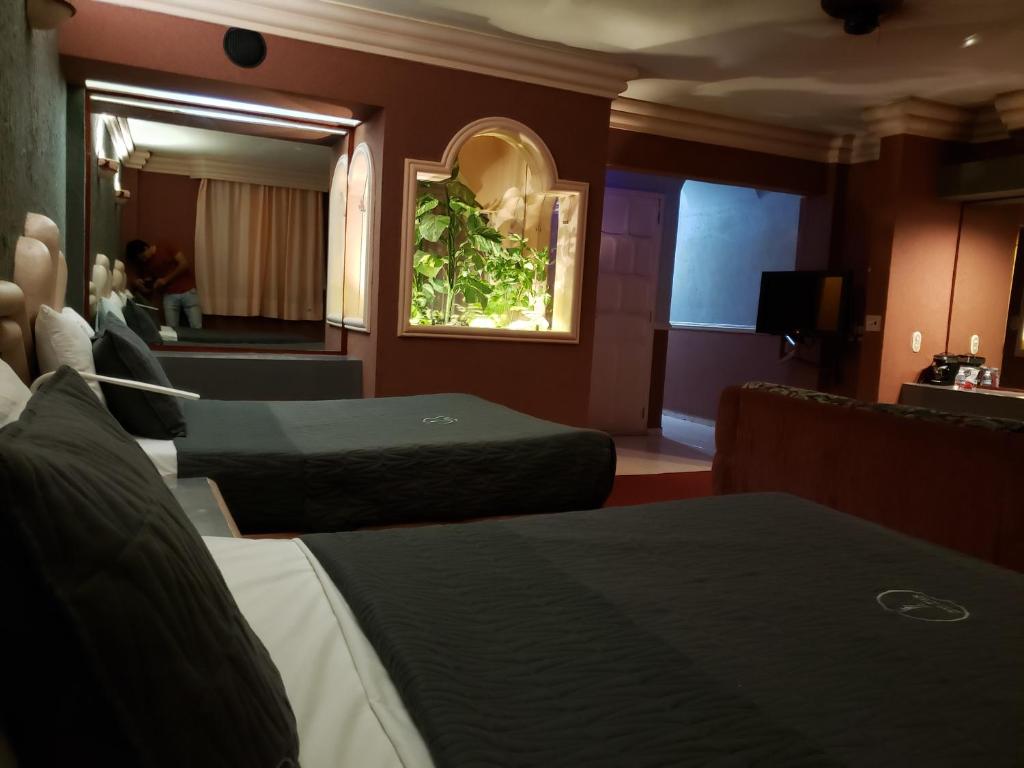 TV a/nebo společenská místnost v ubytování New York Hotel/Motel