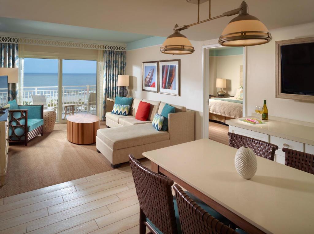 een woonkamer met een bank en een tafel bij Omni Amelia Island Resort & Spa in Amelia Island