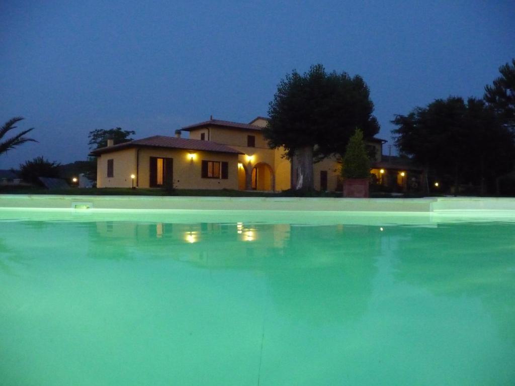 una casa y una piscina por la noche en Agrisantanna, en Massa Marittima