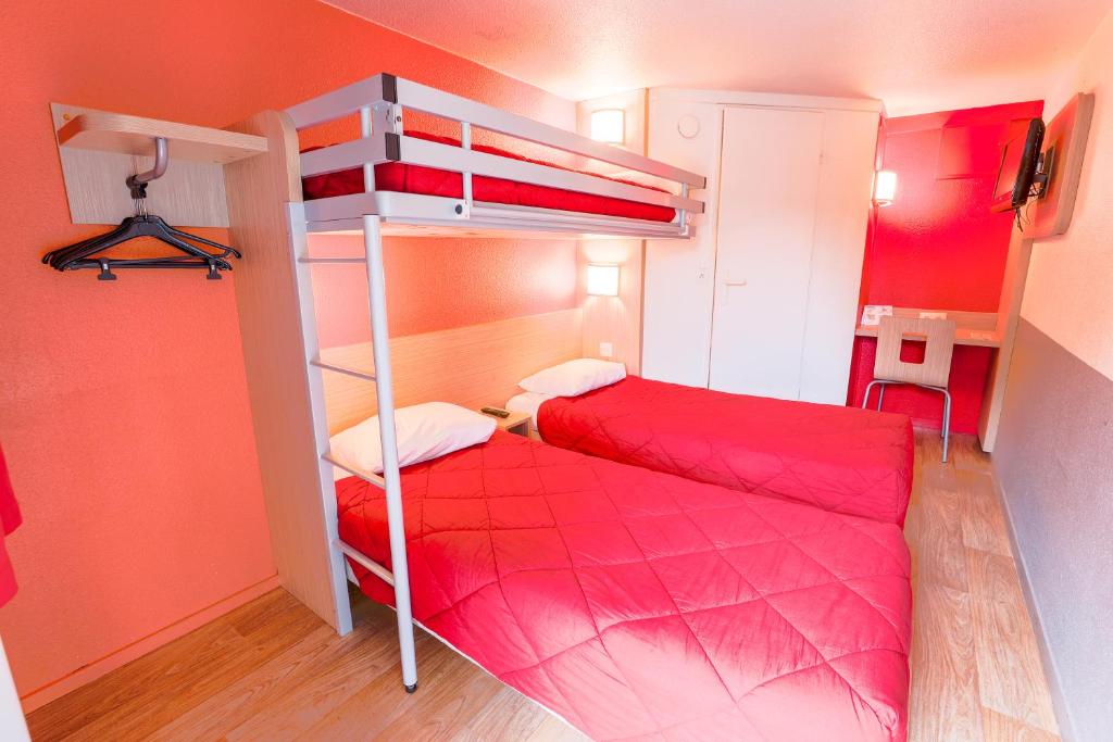 Postel nebo postele na pokoji v ubytování Premiere Classe St Quentin