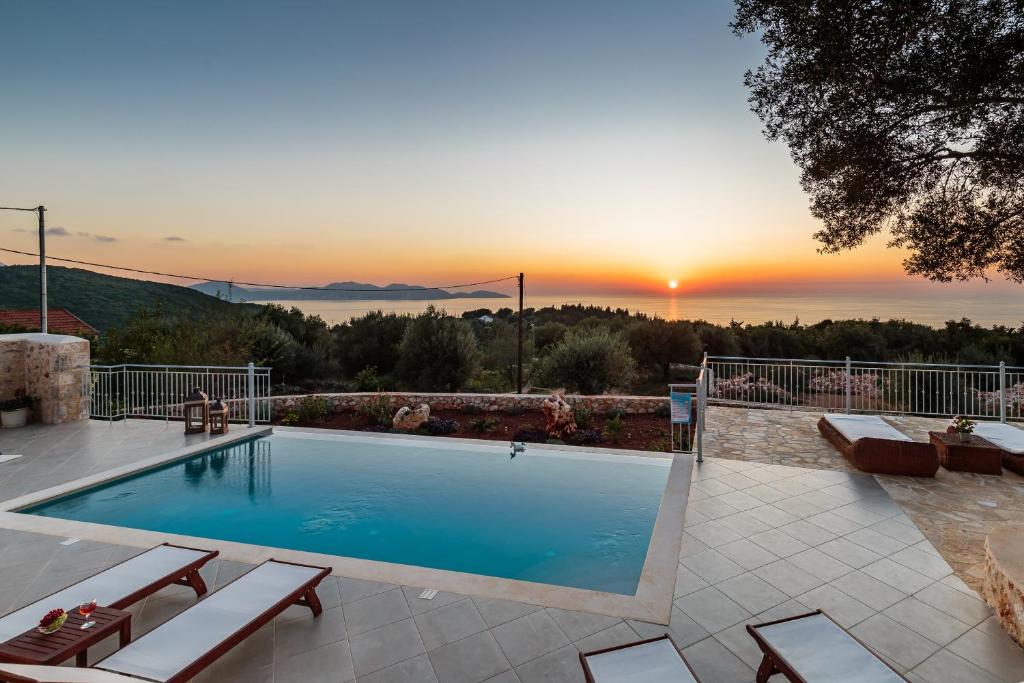 basen z zachodem słońca w tle w obiekcie Fiscardo Luxury Stone Villa Alex ,with sunset view! w mieście Fiskardo