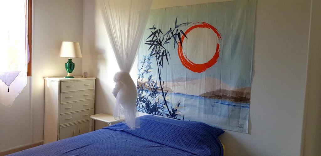 Schlafzimmer mit einem Bett mit Wandgemälde in der Unterkunft Villa de 3 chambres avec piscine privee et jardin clos a Le moule a 6 km de la plage in Le Moule