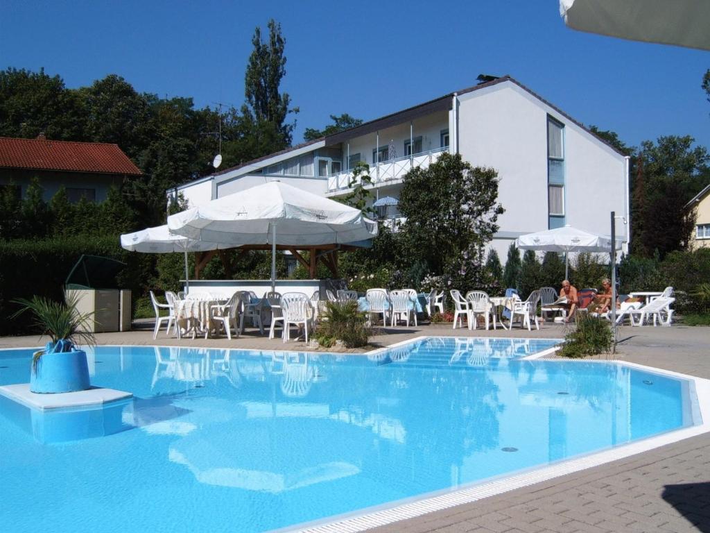 Bazén v ubytování Hotel Park Eden nebo v jeho okolí