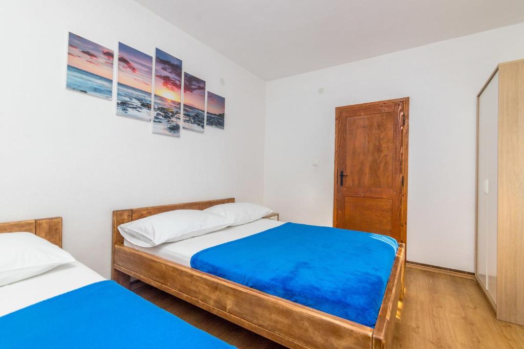 Posteľ alebo postele v izbe v ubytovaní Apartment Robinzon Lantana
