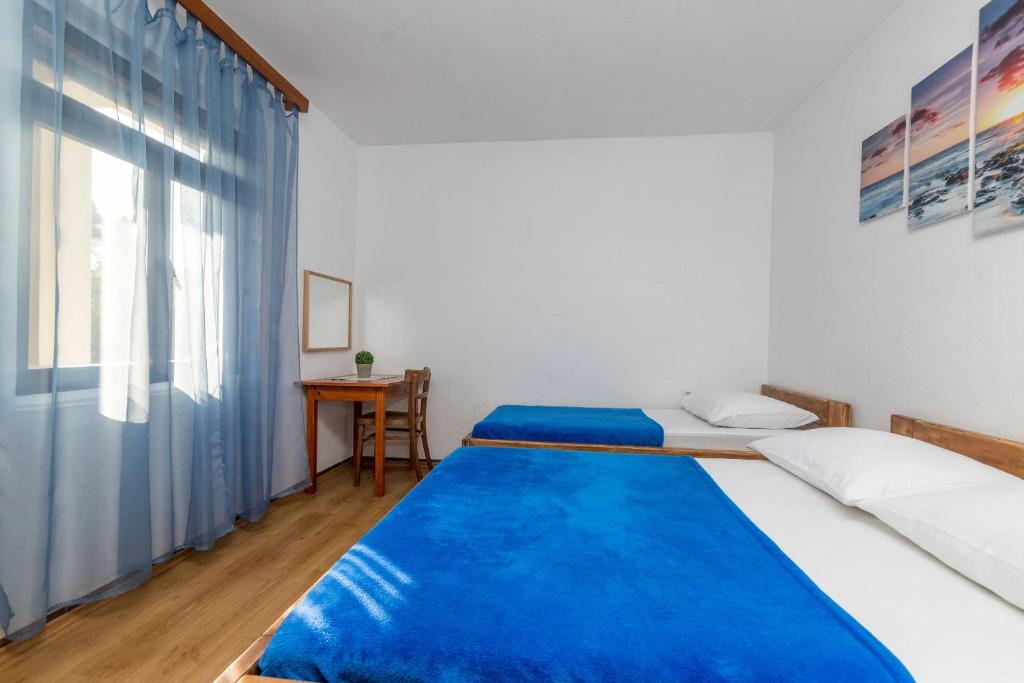 Posteľ alebo postele v izbe v ubytovaní Apartment Robinzon Lantana