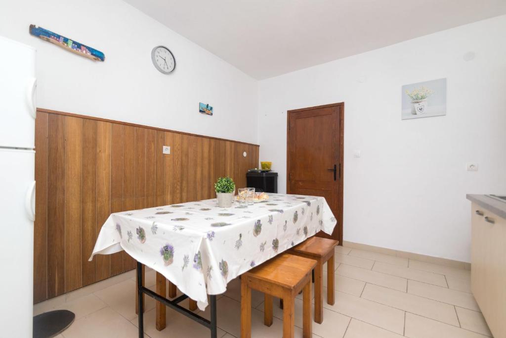 Kuchyňa alebo kuchynka v ubytovaní Apartment Robinzon Lantana