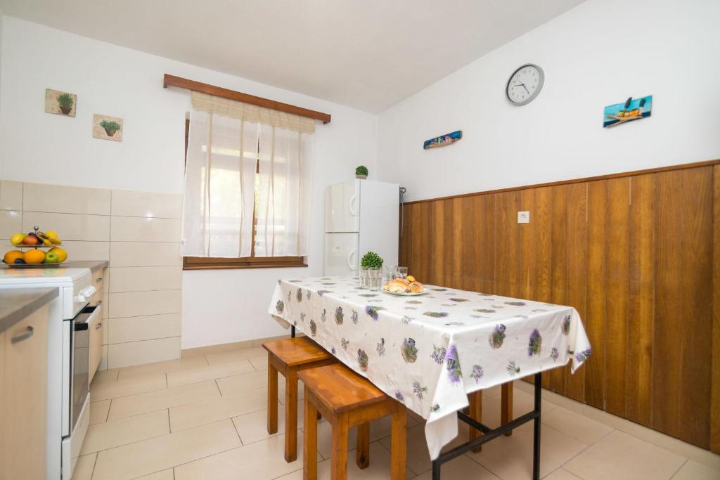 Kuchyňa alebo kuchynka v ubytovaní Apartment Robinzon Lantana