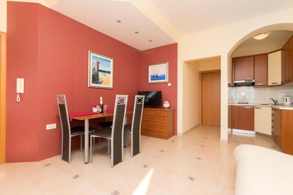 Kuchyňa alebo kuchynka v ubytovaní Apartments Villa Adore