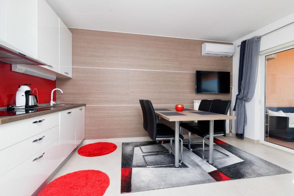Kuchyňa alebo kuchynka v ubytovaní Apartments Villa Adore