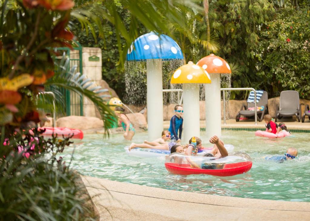Bazén v ubytování Ashmore Palms Holiday Village nebo v jeho okolí