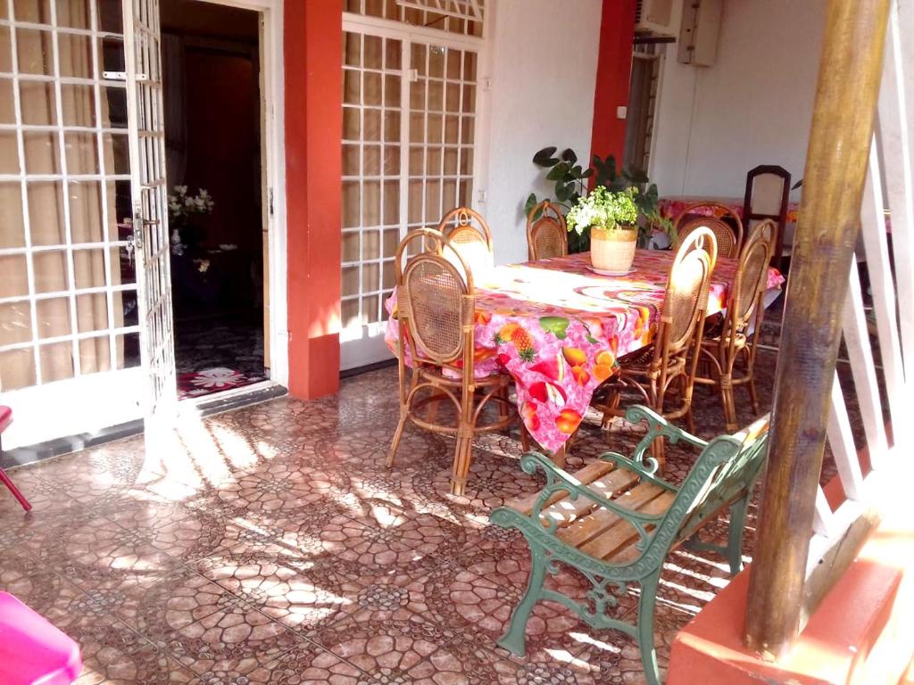 een tafel en stoelen op een veranda met een tafel en een stoeltje bij 6 bedrooms villa with sea view private pool and enclosed garden at Souillac 1 km away from the beach in Souillac