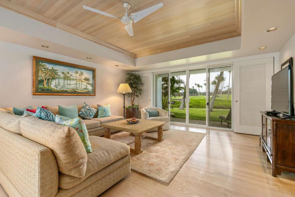 TV a/nebo společenská místnost v ubytování The Islands at Mauna Lani Point - CoralTree Residence Collection