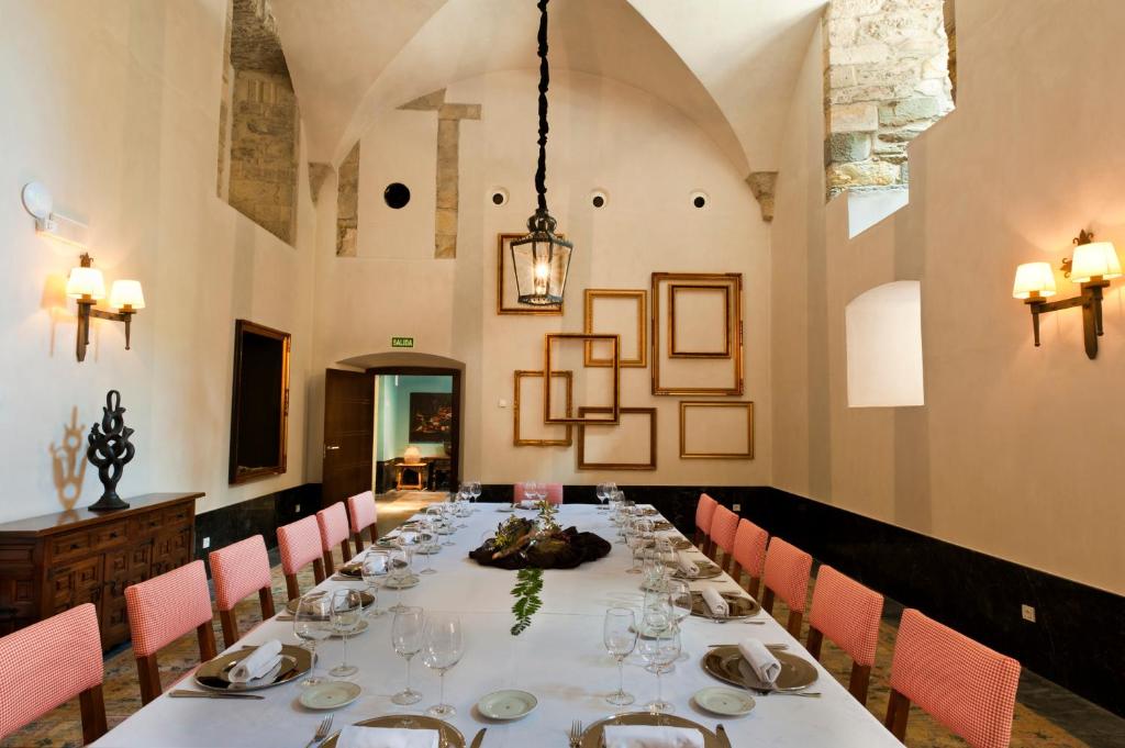 Un restaurante o sitio para comer en Parador de Corias