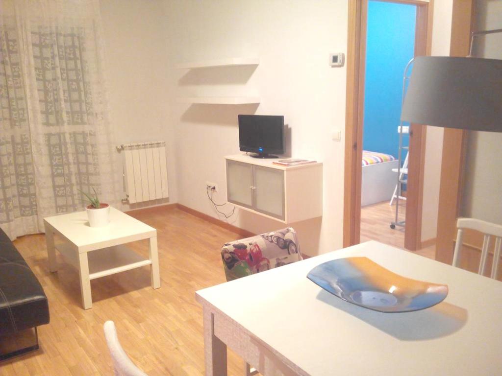 uma sala de estar com um sofá e uma mesa em 2 bedrooms apartement with balcony and wifi at Zamora em Zamora