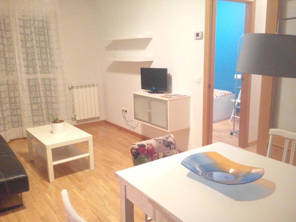 un soggiorno con un divano e un tavolo di Welcoming apartment in Zamora, 83 sqm, balcony with view a Zamora