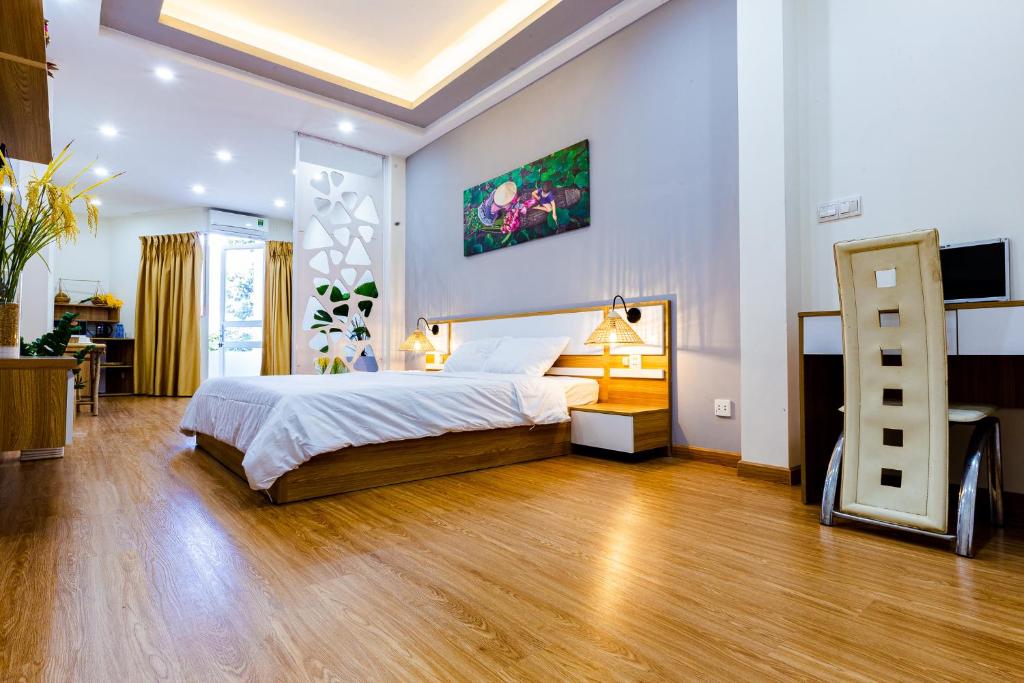 Un dormitorio con una cama grande y una escalera. en Sai Gon Homestay, en Ho Chi Minh