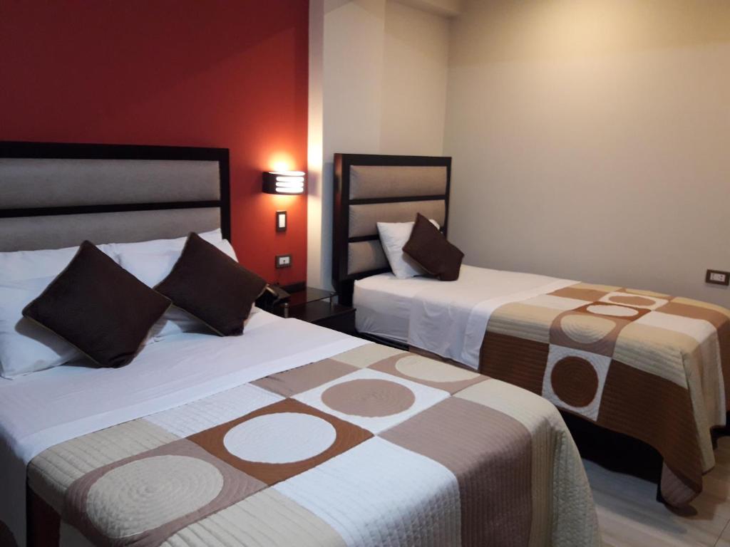 Un pat sau paturi într-o cameră la Gavina Inn Hotel