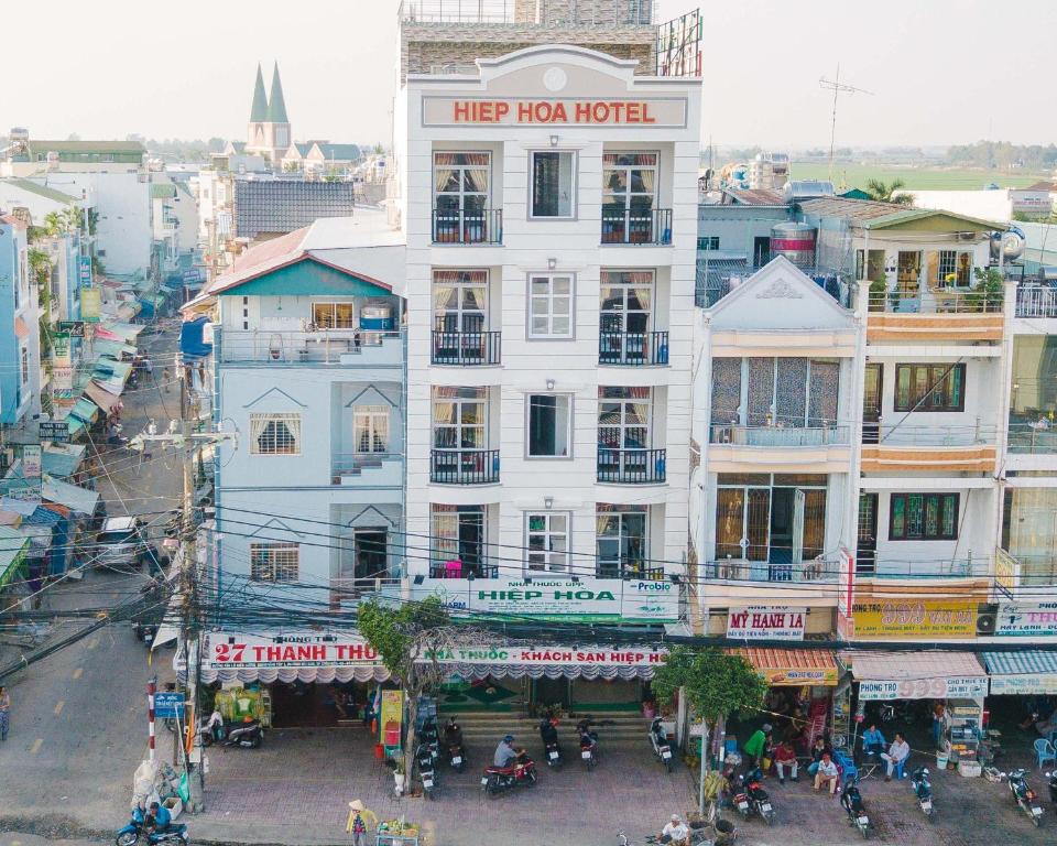un gran edificio blanco con un cartel de hotel en HIEP HOA HOTEL, en Chau Doc