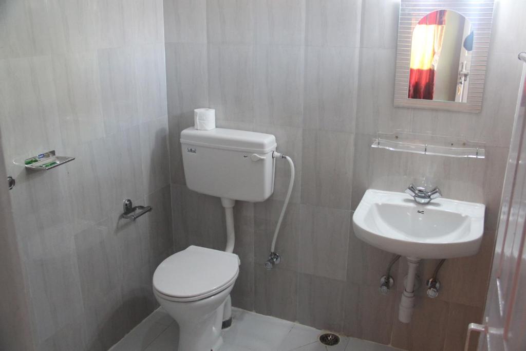un bagno con un water e un lavandino di Harvest Moon Guest House a Pokhara