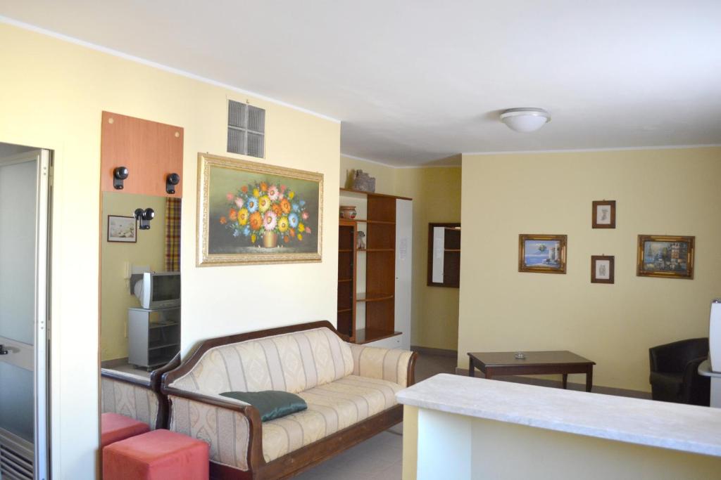 ein Wohnzimmer mit einem Sofa und einem TV in der Unterkunft One bedroom appartement with terrace and wifi at Reggio Calabria 2 km away from the beach in Reggio di Calabria