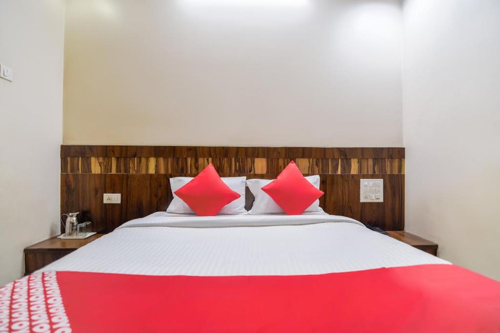 Postel nebo postele na pokoji v ubytování Sai Vishwakarma Palace