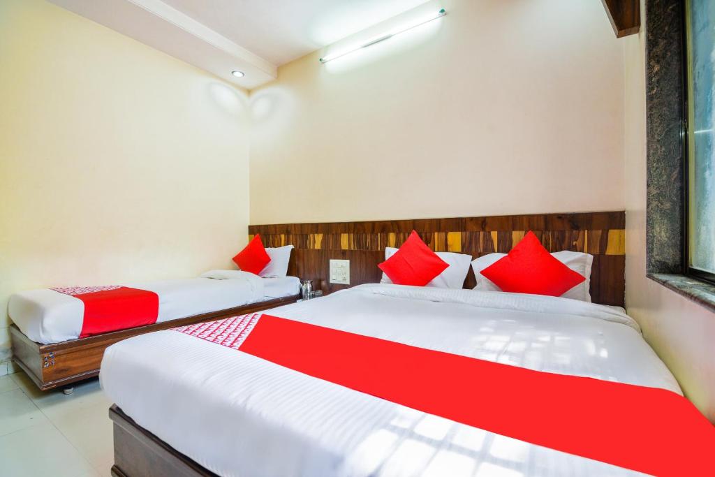 Postel nebo postele na pokoji v ubytování Sai Vishwakarma Palace