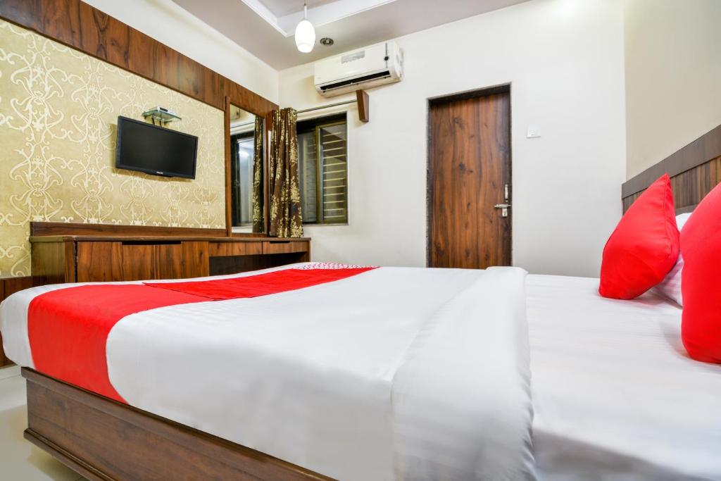 Postel nebo postele na pokoji v ubytování Sai Vishwakarma Palace