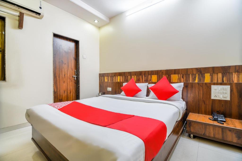 Postel nebo postele na pokoji v ubytování Sai Vishwakarma Palace