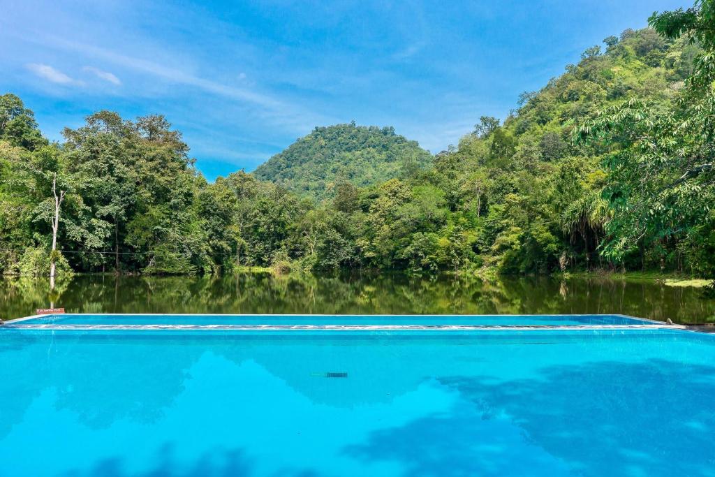 Bazén v ubytování Home Phutoey River Kwai Hotspring & Nature Resort nebo v jeho okolí