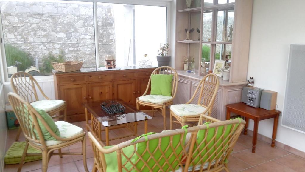 een kamer met stoelen, een tafel en een raam bij Maison de 2 chambres a Primelin a 800 m de la plage avec jardin clos et wifi in Primelin