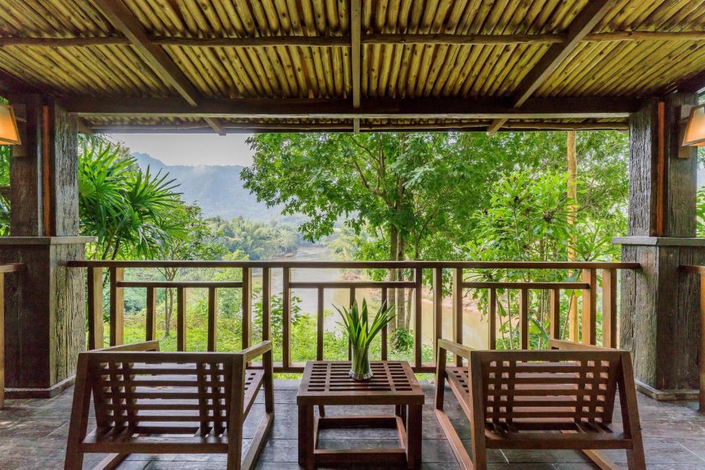 Balkón nebo terasa v ubytování Home Phutoey River Kwai Hotspring & Nature Resort
