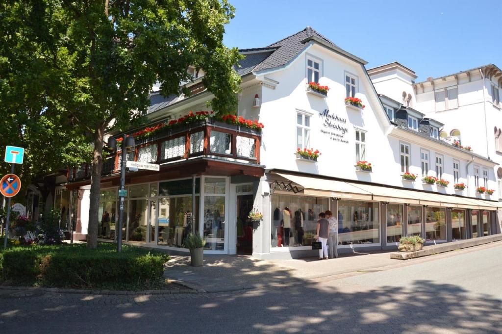 a building on a street with people walking in front of it at Ferienwohnung Am Hylligen Born in Bad Pyrmont