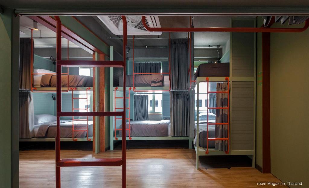 Palanda nebo palandy na pokoji v ubytování Samsen Street Hotel