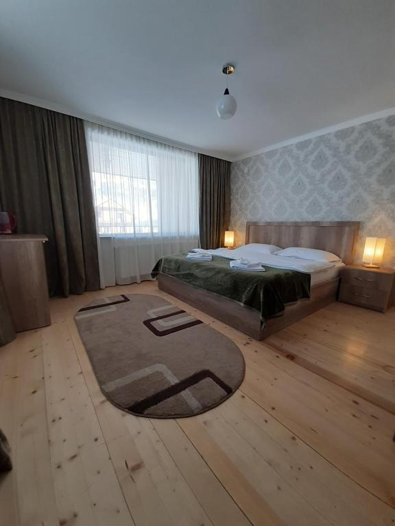 Postel nebo postele na pokoji v ubytování Four Season In Kazbegi