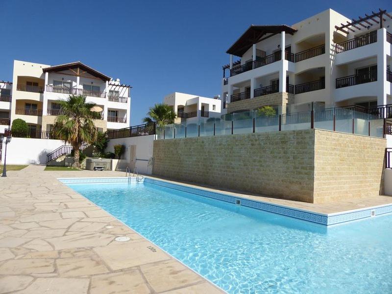 Luxury 2 bedroom apartment with large balcony, pool view and FREE WIFI