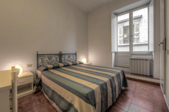 A bed or beds in a room at Hotel Aldobrandini