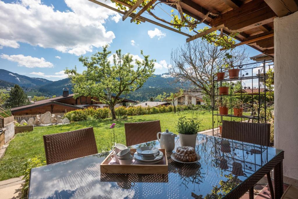 een tafel op een patio met uitzicht op de bergen bij Ferienwohnung Lavendel in Ellmau